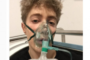 Piotr Kaszubski podczas pobytu w szpitalu (źródło Instagram) Król od wybielania zębów z problemami zdrowotnymi