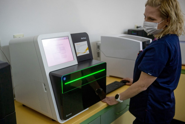 Aparatura do sekwencjonowania materiału genetycznego koronawirusa SARS-CoV2, Gdańsku. Fot. PAP/Jan Dzban Koronawirus 19 stycznia: pandemia gwałtownie przybiera na sile