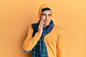 Ból zębów nawet przy oddychaniu zimnym powietrzem. Fot. Shutterstock W zimie większa nadwrażliwość zębów