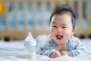 Butelką czy piersią? Jak karmienie dziecka kształtuje mikrobiom jamy ustnej