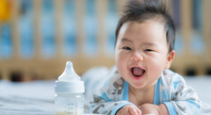 Butelką czy piersią? Jak karmienie dziecka kształtuje mikrobiom jamy ustnej
