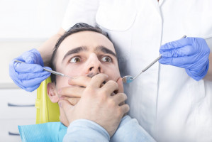 Dentysta-hipnotyzer walczy z dentofobią