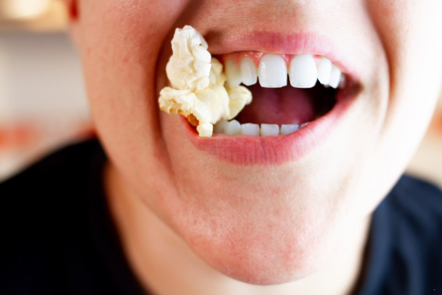 Popcorn szkodzi zębom