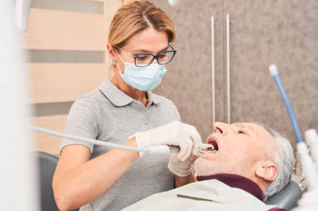 Czy pacjent z endoprotezą wymaga profilaktyki antybiotykowej przed ekstrakcją zęba