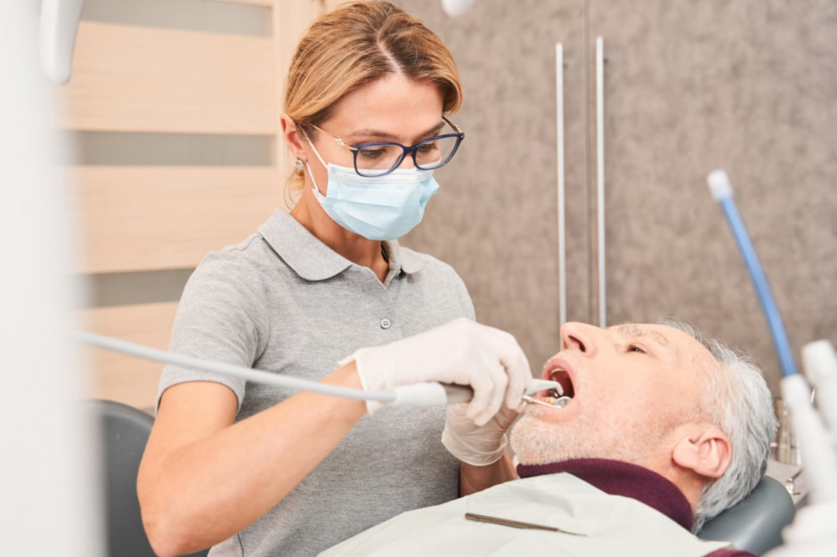 Dobra higiena jamy ustnej chroni przed zakażeniem endoprotez Fot. Shutterstock