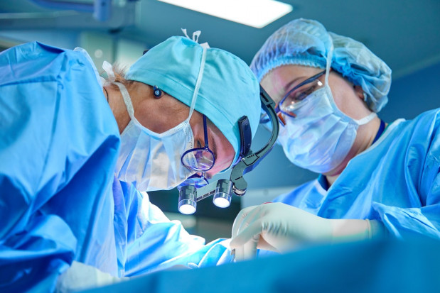 Specjalizacja: konsultant krajowy w dziedzinie chirurgii stomatologicznej interweniuje
