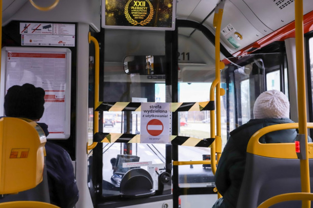 Strefa wydzielona z użytkowania w autobusie w Warszawie, 3 bm. Fot. PAP/Zofia Bichniewicz Koronawirus 4 lutego: 246 zgonów i 47 534 zakażenia