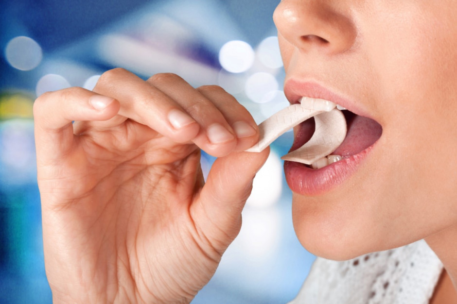 Żucie gumy z ksylitolem pozwala donosić ciążę. Fot. Shutterstock