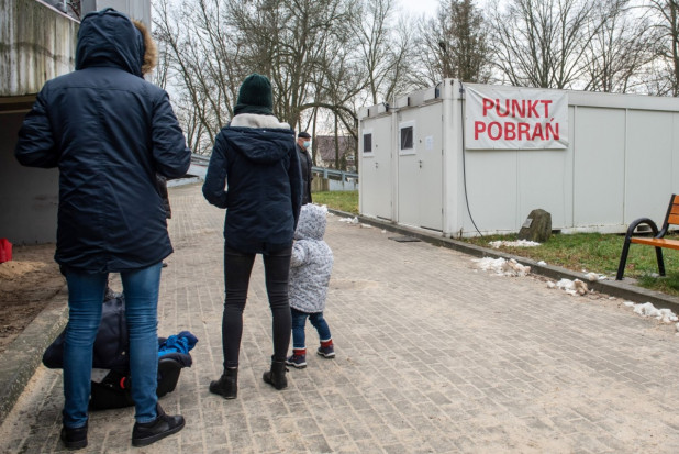 Punkt poboru próbek do testów na COVID-19 w Szpitalu Wojskowym nr. 6 w Dęblinie. Fot. PAP/Wojtek Jargiło Koronawirus 5 lutego: początek schyłku piątej fali pandemii?