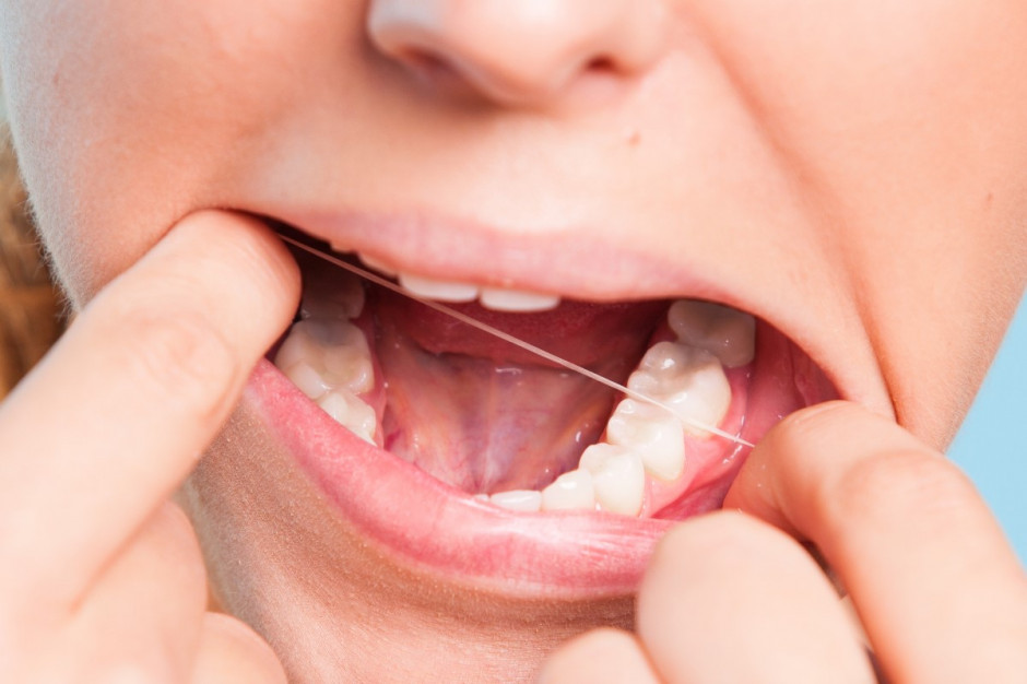 Irygator, czy nić stomatologiczna - co korzystniejsze? Fot. Shutterstock