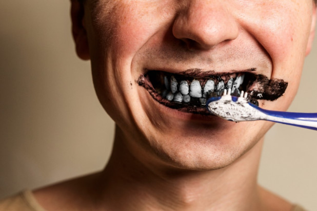 Węgiel stal się modnym dodatkiem past do zębów Fot. AdobeStock PTSS: cała prawda o paście do zębów z węglem aktywnym