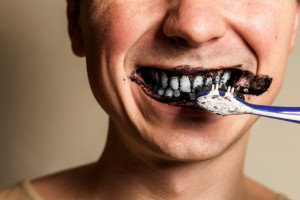 PTSS: cała prawda o paście do zębów z węglem aktywnym