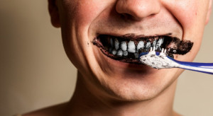 PTSS: cała prawda o paście do zębów z węglem aktywnym
