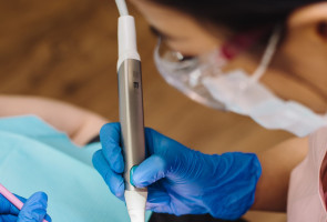 Dentyści, którzy przegrali walkę z COVID-19 Fot. Pexels 75 lekarzy dentystów zmarło z powodu COVID-19