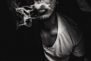 Stan dziąseł pogarsza się u palaczy marihuany Fot. Unsplash Leczenie osób stosujących marihuanę