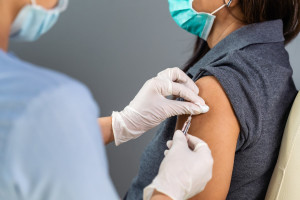 Jaki odsetek medyków jest zaszczepionych przeciwko COVID-19? Fot. Shutterstock Ubywa zaszczepionych dentystów?!