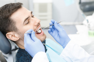 Akcja charytatywna ukraińskiej dentystki Fot. AdobeStock Ukraińska stomatolog leczy za darmo ukraińskich żołnierzy
