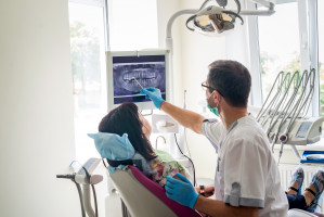 Zarobki lekarzy dentystów nie powinny bulwersować Fot. AdobeStock Ile zarabia lekarz dentysta? Pensja mocno powyżej średniej krajowej