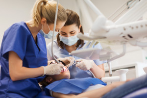 Pęknięty ząb: możliwe są różne drogi naprawy Fot. AdobeStock Co robić, gdy pęknie ząb? Jak wygląda leczenie?