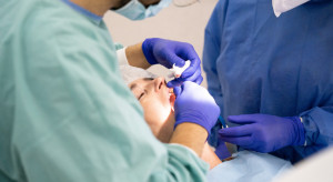 PUM: studenci stomatologii leczą pacjentów