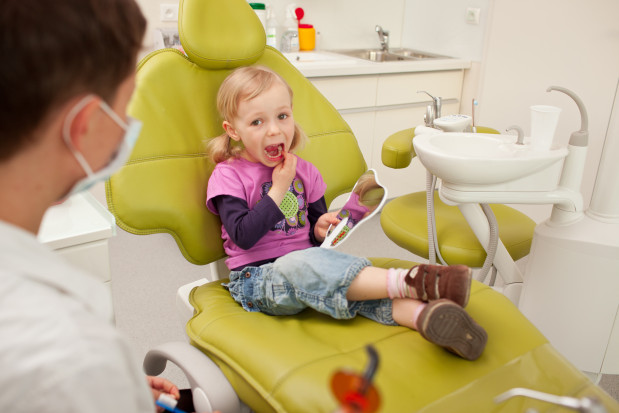 Dentysta na NFZ dla dziecka. Trzeba czekać nawet 9 miesięcy