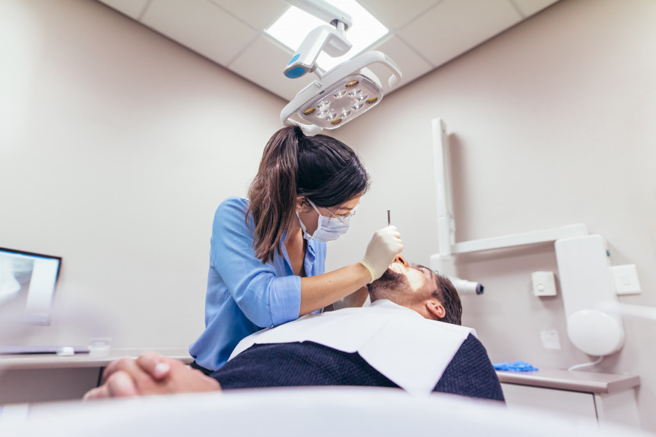 Co robić gdy krwawią dziąsła? Wiemy, gdzie dentysta na NFZ przyjmie najszybciej Fot. Shutterstock