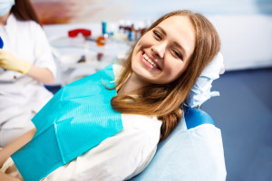Zdrowe zęby i dziąsła dzięki opiece higienistki stomatologicznej Fot. AdobeStock Kamień nazębny skutecznie usuną tylko w gabinecie dentysty