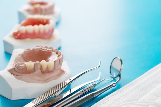 Gdzie w projekcie ustawy specjalista do spraw techniki dentystycznej? Fot.AdobeStock Projekt ustawy o niektórych zawodach medycznych bez „specjalisty do spraw techniki dentystycznej”
