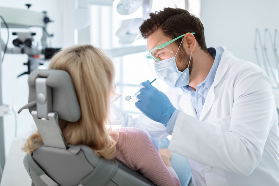 Najniższe zarobki lekarza i lekarza dentysty wzrosną od 1 lipca 2022 roku Fot. Shutterstock