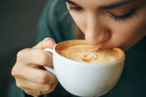 Kawa to jeden z mocniej barwiących zęby napojów Fot. AdobeStock Co robić, żeby kawa nie przebarwiała zębów