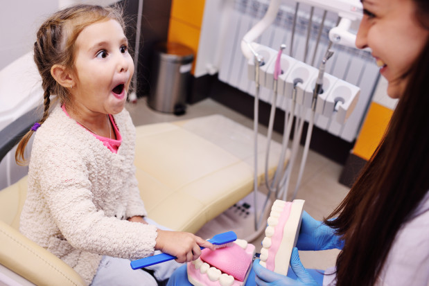 Dziecko u dentysty obowiązkiem rodziców Fot. Shutterstock Czy będą przymusowe wizyty dzieci u dentysty?