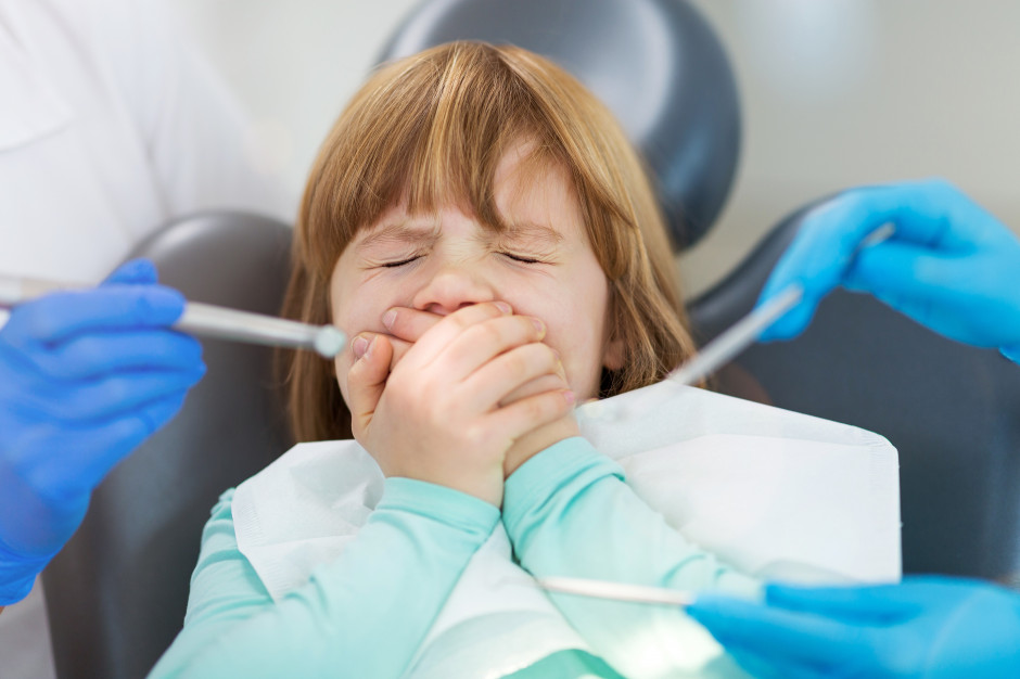 Uraz zęba często przytrafia się dzieciom podczas zabawy Fot. AdobeStock