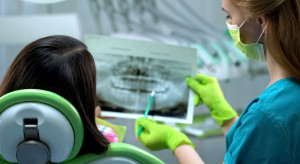 Dentysta na NFZ. Co za darmo, gdy chore są dziąsła? LISTA