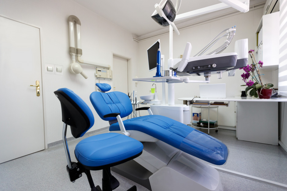 Wysokie ceny zabiegów stomatologicznych zmuszają pacjentów do szukania dentysty w innym kraju Fot. Shutterstock