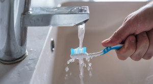 Higiena jamy ustnej i mycie zębów. Tego nie rób pod żadnym pozorem