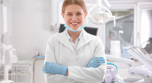 Lakowanie zębów: ile kosztuje procedura i gdzie ją wykonać