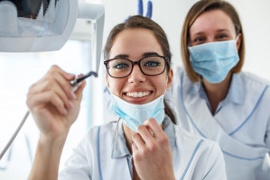 Studenci stomatologii czekają na pacjentów Fot. AdobeStock Studenci PUM zapraszają na bezpłatne świadczenia stomatologiczne