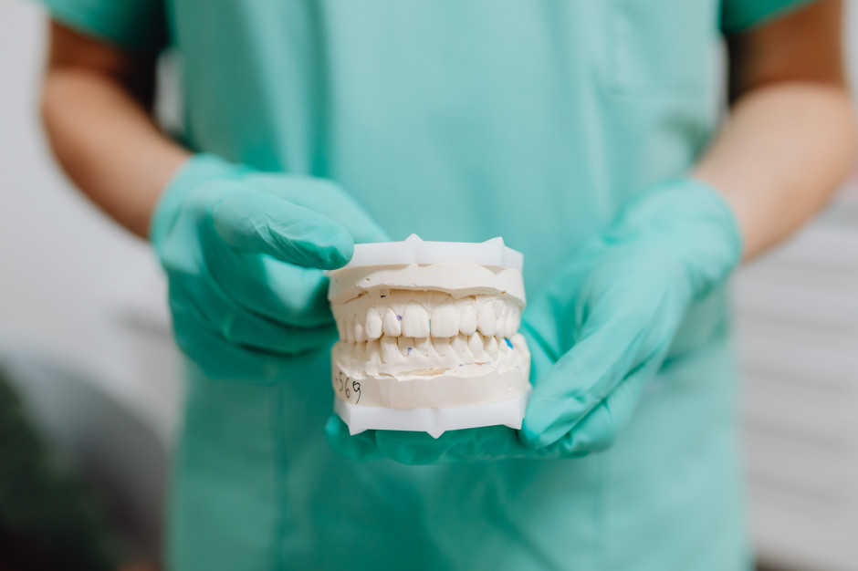 Kto chętny do wykonywania protez zębowych Fot. Shutterstock