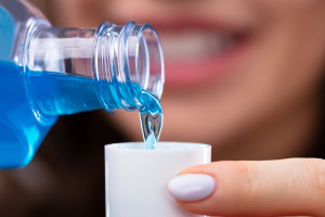 Płyn do płukania ust. Jak wpływa  na aparaty ortodontyczne? Wyniki badań