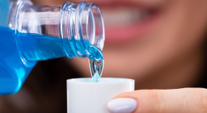 Płyn do płukania ust. Jak wpływa  na aparaty ortodontyczne? Wyniki badań