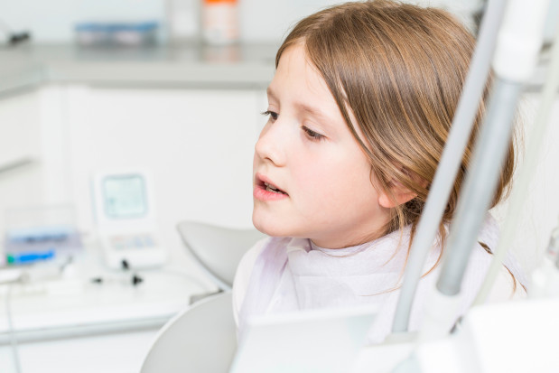Zabieg przeszczepienia u dzieci zęba w inne miejsce, duża szansa powodzenia