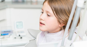 Zabieg przeszczepienia u dzieci zęba w inne miejsce, duża szansa powodzenia