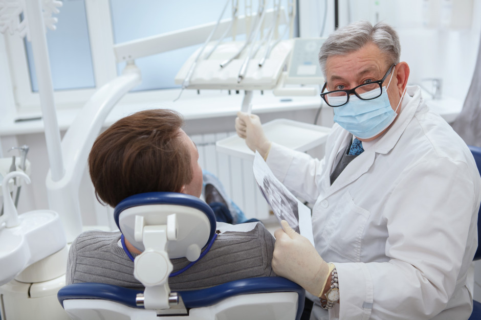 Częste wizyty u dentysty pozwalają wcześnie wykryć raka jamy ustnej Fot. Shutterstock