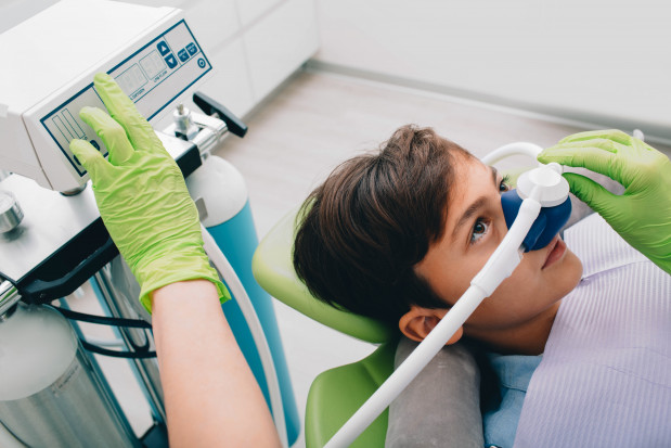 Gaz rozweselający podczas zabiegu u dentysty Fot. Shutterstock Gaz rozweselający u dentysty, kiedy się go aplikuje i ile to kosztuje