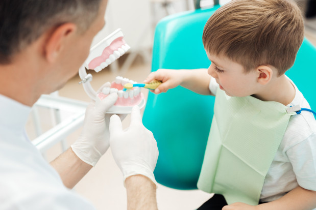 Poznań: kolejki do dentysty dziecięcego Fot. AdobeStock Poznań: dentysta na NFZ, tam dzieci przyjmowane są bez kolejki - lista