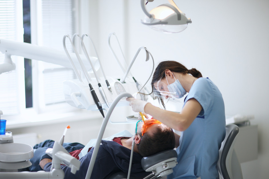 Dentysta na NFZ. Co za darmo w leczeniu stomatologicznym? LISTA Fot. AdobeStock