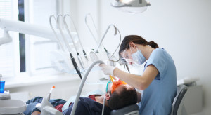 Stomatolog na NFZ. Co jest za darmo u dentysty w ramach NFZ?