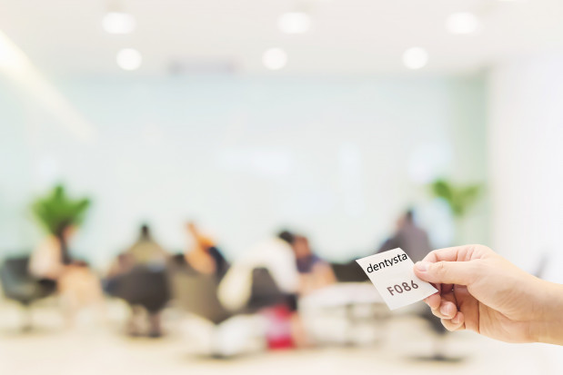 Warszawa: kolejka oczekujących na dentystę na NFZ Fot. Shutterstock Warszawa: gdzie do dentysty na NFZ bez kolejki - LISTA