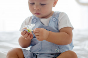 Ssanie smoczka może być przyczyną wad zgryzu Fot. Shutterstock Jak długo dziecko może ssać smoczek bez szkody dla zębów