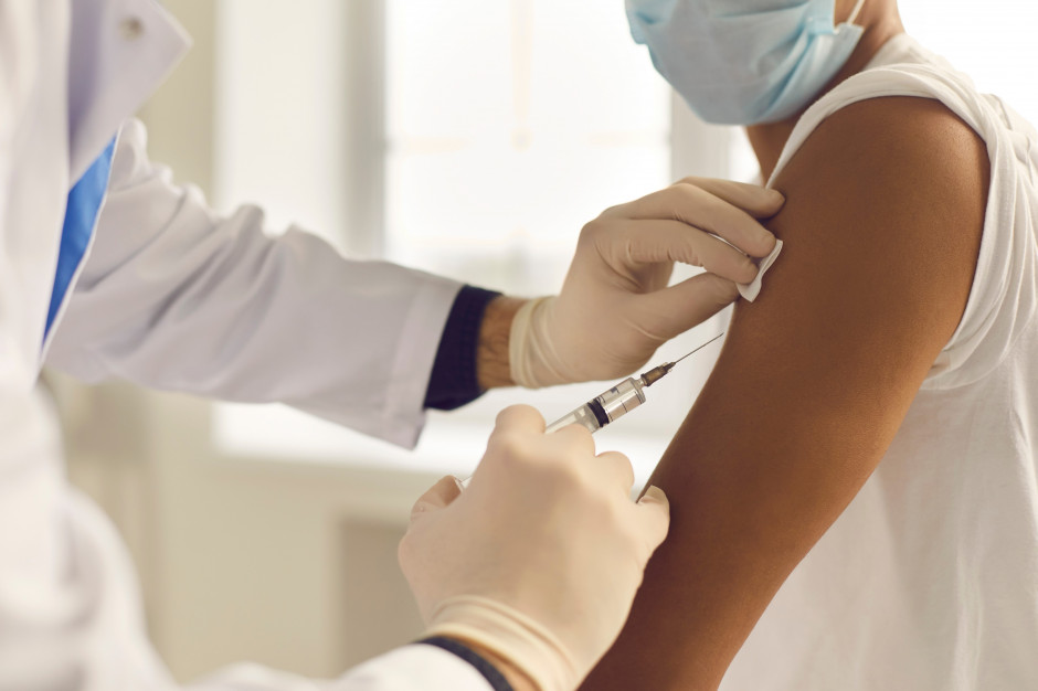 Od 16 maja brak szczepień oznaczać będzie dla niektórych konieczność wykonania testu (na własny koszt) Fot. Shutterstock